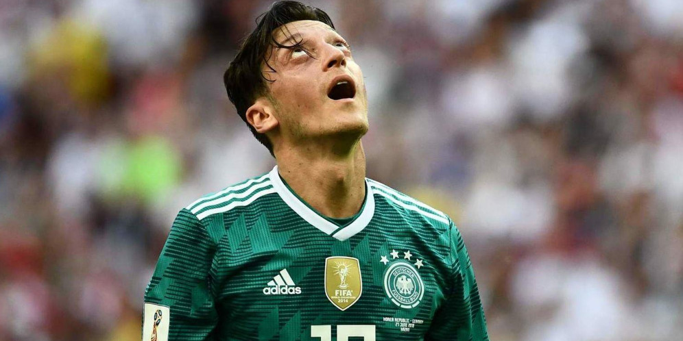 Mencoba Mengerti Langkah Pensiun Dini Ozil Dari Der Panzer thumbnail